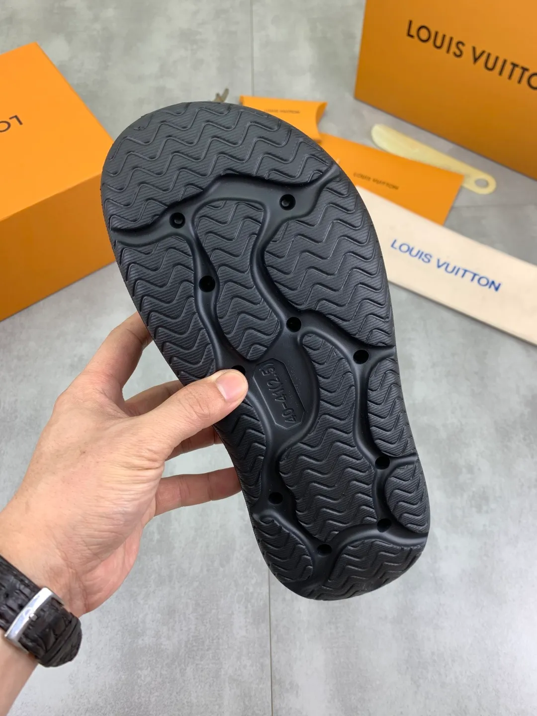 Men's shoes 💰P320💰【New style】🆘 Original quality 【LOUIS VUITTON】The popular Louis Vuitton LV men's slippers on the official website are on sale simultaneously! Original fabric imported from Italy. Original bottom provided by the original factory. Number of yards: 38-44 (customized to 45). Multiple colors to choose from. Fully packaged drawer box.